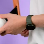 Relógio digital feminino Galaxy Watch 7 com pulseira esportiva e tela de monitoramento de saúde.