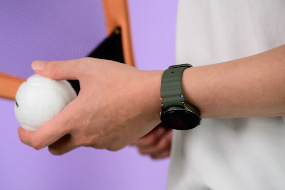 Relógio digital feminino Galaxy Watch 7 com pulseira esportiva e tela de monitoramento de saúde.