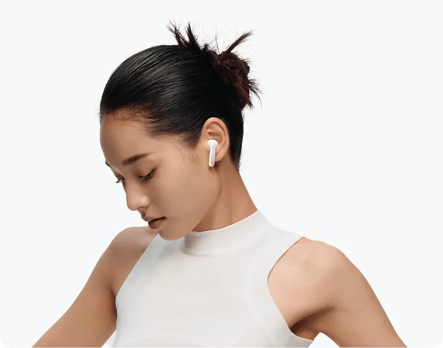 Redmi Buds 6 Active branco no ouvido de uma mulher